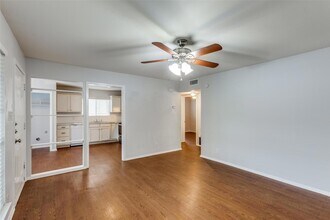 1212 Hollow Creek Dr, Unit B in Austin, TX - Foto de edificio - Building Photo