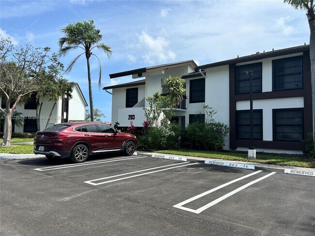 203 Lake Pointe Dr in Oakland Park, FL - Building Photo - Building Photo