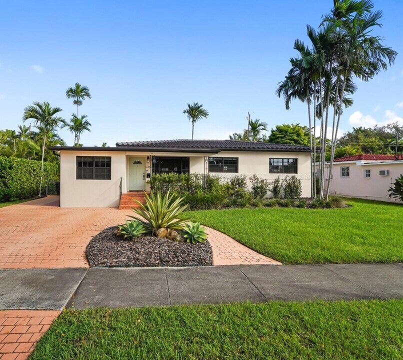 6331 SW 18th St in Miami, FL - Building Photo