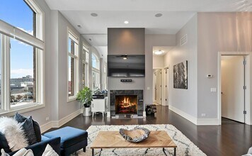 711 W Grand Ave, Unit 503 in Chicago, IL - Building Photo - Building Photo