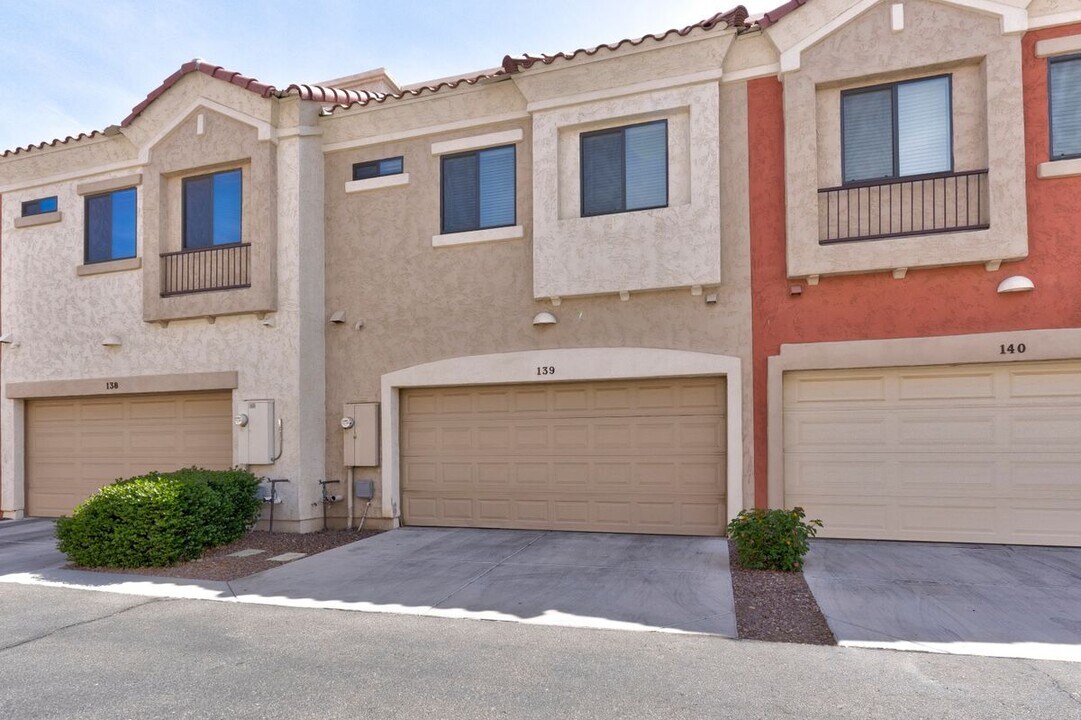 1950 N Center St in Mesa, AZ - Building Photo