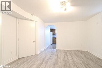 34 Glenmanor Dr in Oakville, ON - Building Photo - Building Photo