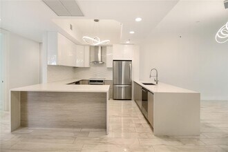 14951 Royal Oaks Ln, Unit 107 in North Miami, FL - Building Photo - Building Photo