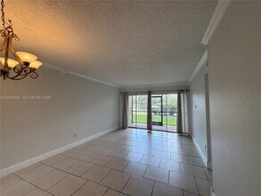 9140 Fontainebleau Blvd in Miami, FL - Building Photo - Building Photo