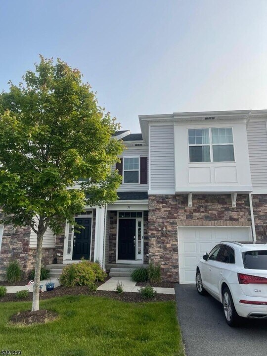 23 Colgate Dr in Morristown, NJ - Foto de edificio