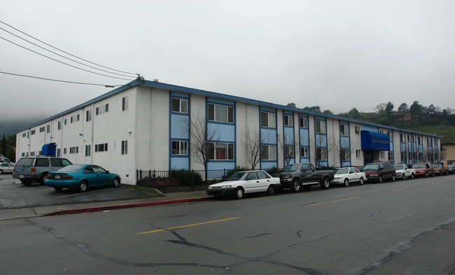 Capri Apartments in San Rafael, CA - Foto de edificio - Building Photo