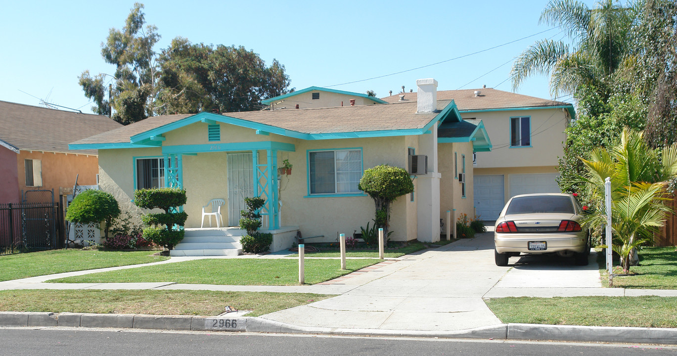 2966 Santa Ana St in South Gate, CA - Foto de edificio