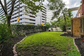 34 Waugh Dr in Houston, TX - Building Photo - Building Photo