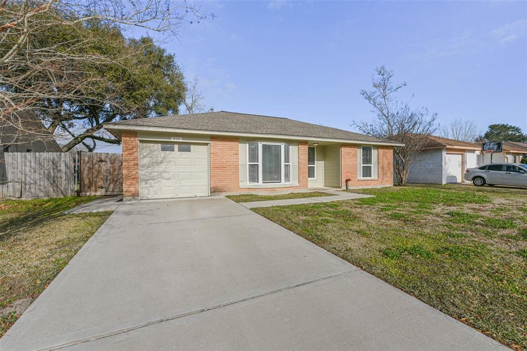 415 Stadium Ln in Friendswood, TX - Building Photo