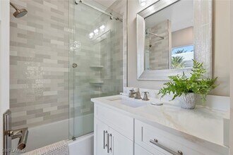 440 Kingstown Dr in Naples, FL - Foto de edificio - Building Photo