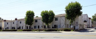Hampton Circle in Anaheim, CA - Building Photo