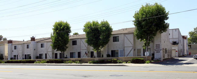 Hampton Circle in Anaheim, CA - Building Photo - Building Photo