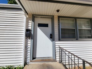 1043 S Richmond Ave in Wichita, KS - Building Photo - Building Photo