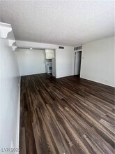 595 S Royal Crest Cir in Las Vegas, NV - Building Photo - Building Photo