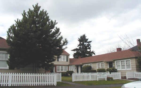 Colonial Court Apartments in Portland, OR - Building Photo - Building Photo