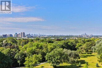 105 Rowena Dr in Toronto, ON - Building Photo - Building Photo