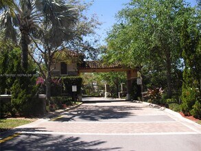 2750 Jockey Cir in Davie, FL - Building Photo - Building Photo