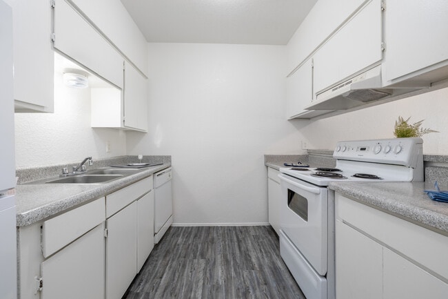 Mountain Lakes Apartments in Tucson, AZ - Foto de edificio - Interior Photo