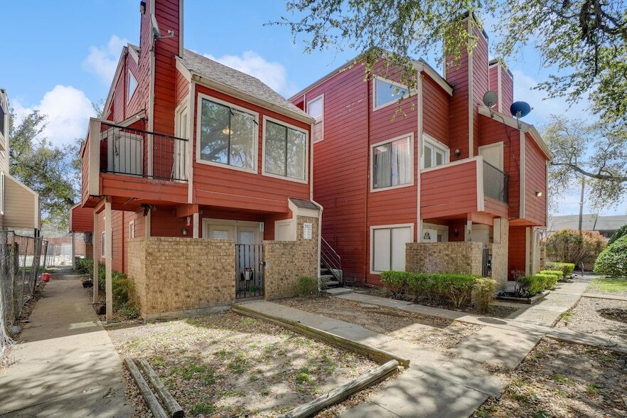 9821 Walnut St, Unit K204 in Dallas, TX - Building Photo