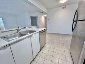 301 Palm Way in Pembroke Pines, FL - Foto de edificio - Building Photo