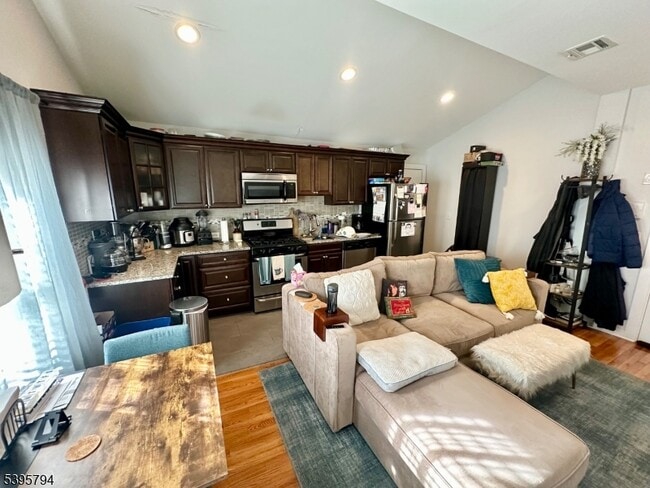 390 Orange Rd in Montclair, NJ - Building Photo - Building Photo