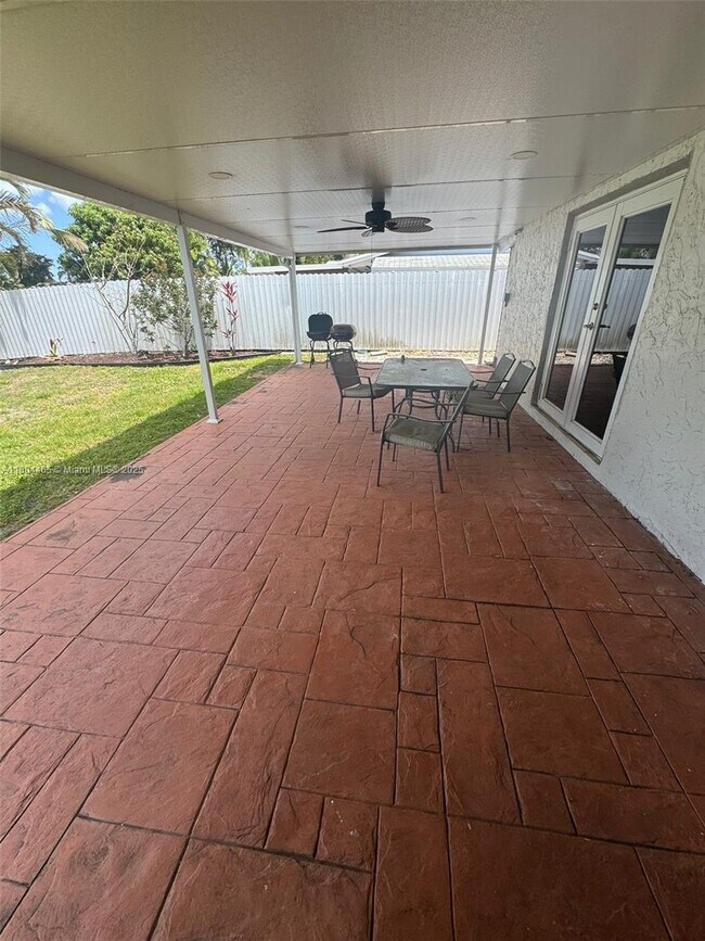 9431 NW 10th St in Pembroke Pines, FL - Building Photo - Building Photo