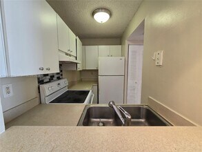 8185 NW 7th St in Miami, FL - Building Photo - Building Photo