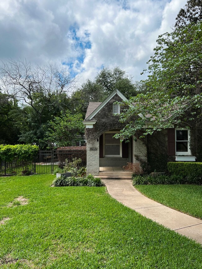 1601 Northwood Rd in Austin, TX - Building Photo - Building Photo