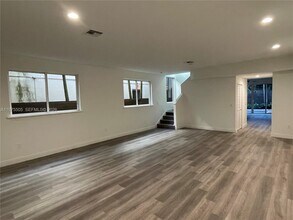 2840 Shipping Ave in Miami, FL - Building Photo - Building Photo