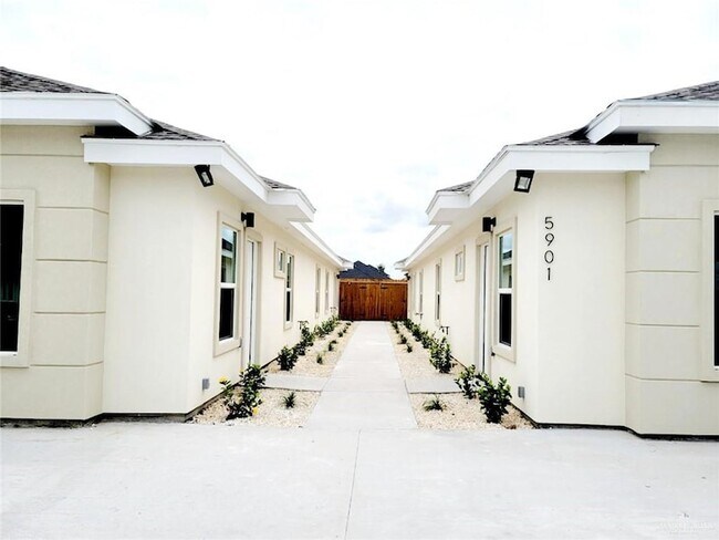 5901 Puffin Ave, Unit 4 in Palmhurst, TX - Building Photo - Building Photo