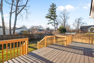 318 Castleview Dr in Louisville, KY - Foto de edificio - Building Photo