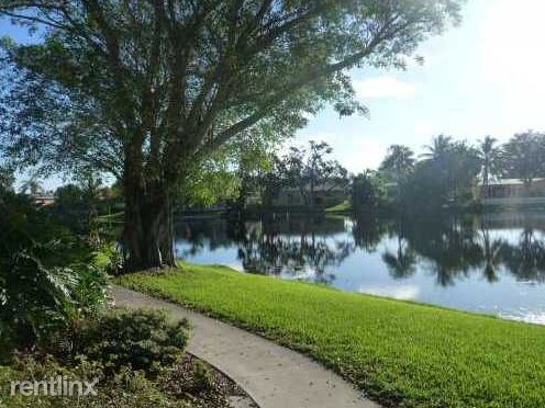 2091 NW 96th Terrace in Pembroke Pines, FL - Foto de edificio - Building Photo