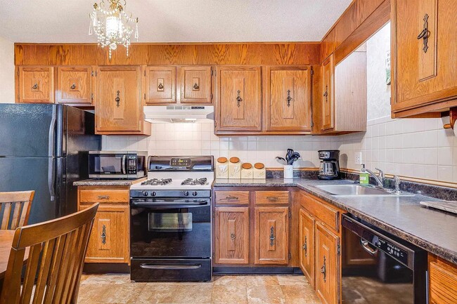 19 Country Club Dr in Manchester, NH - Building Photo - Building Photo