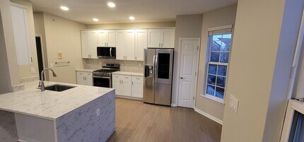 13 McMartin Ct in Jersey City, NJ - Building Photo - Building Photo