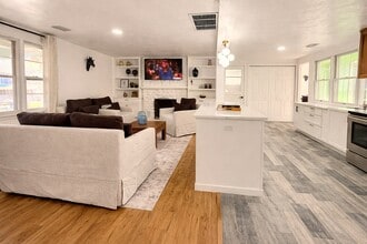 553 W Center St in Southington, CT - Building Photo - Building Photo