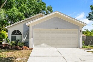 1336 Mohrlake Dr in Brandon, FL - Building Photo