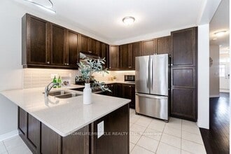 117 Finegan Cir in Brampton, ON - Building Photo - Building Photo