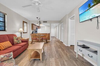 600 Neapolitan Way in Naples, FL - Building Photo - Building Photo