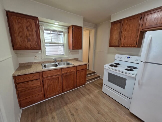 property at 807 W Packard St