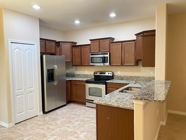 2813 Lantern Hill Ave in Brandon, FL - Building Photo - Building Photo