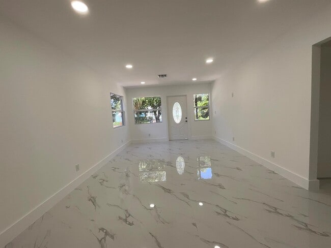 700 Tallapoosa St in West Palm Beach, FL - Foto de edificio - Building Photo