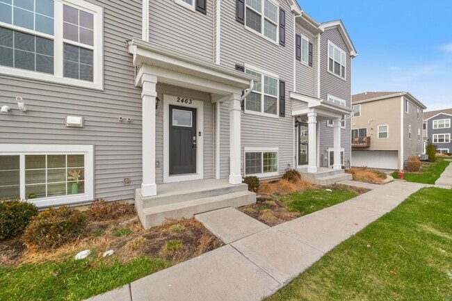 2463 Bella Dr in Pingree Grove, IL - Building Photo - Building Photo