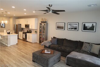 572 Pear Lake St in Las Vegas, NV - Building Photo - Building Photo