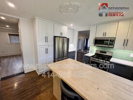 2618 N 72nd St in Wauwatosa, WI - Building Photo