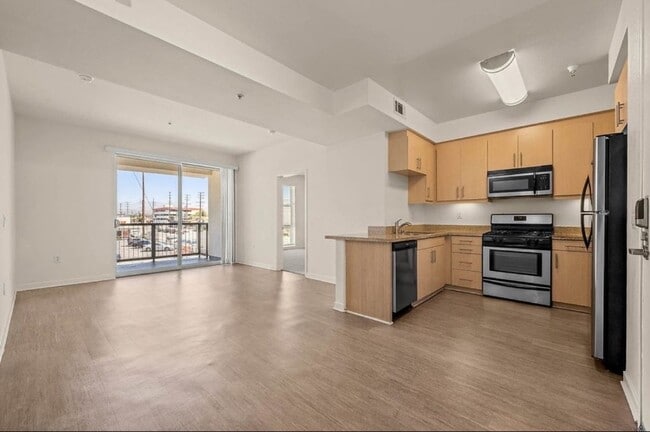 5251 Vineland Ave in Los Angeles, CA - Building Photo - Building Photo