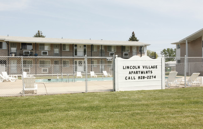 Lincoln Village Apartments in Lincoln Park, MI - Foto de edificio - Building Photo