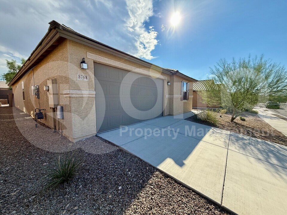 8768 E Stone Meadow Cir in Tucson, AZ - Building Photo