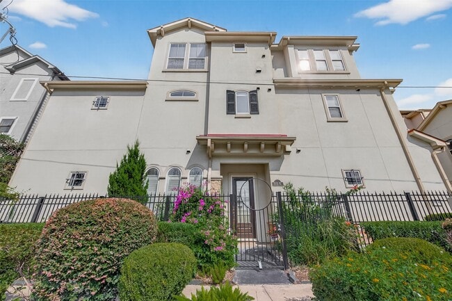 property at 931 W 23rd St