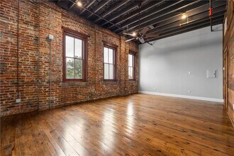 558 St Francis St in Mobile, AL - Foto de edificio - Building Photo