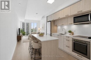 50 McCaul St, Unit 917 in Toronto, ON - Building Photo